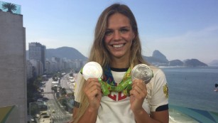 Yulia Efimova exhibe los medallistas de plata que ella ganó en Río 2016