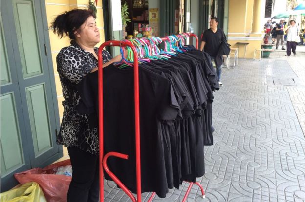 Los vendedores ambulantes están vendiendo las camisetas negras durante el período de luto el 14 de octubre de 2016