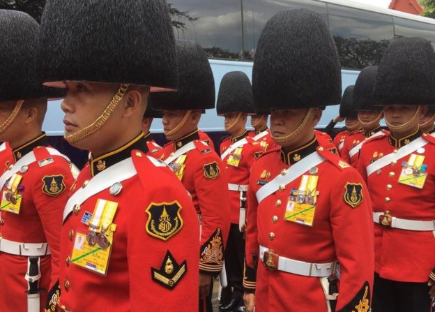 Soldados vestidos en los equipos ceremoniales que recolectan fuera del palacio magnífico en Bangkok el 14 de octubre de 2016