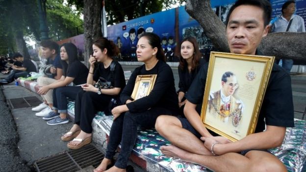 Gente tailandesa a lo largo de la ruta del cortejo fúnebre en Bangkok (14 de octubre de 2016)