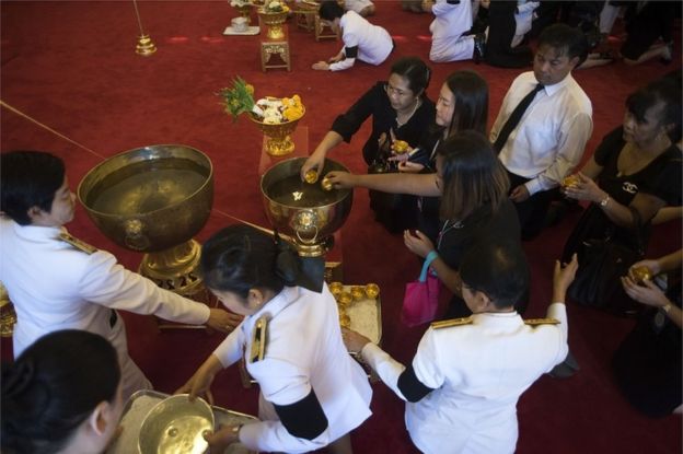 La gente tailandesa asiste a ceremonia de baño real en el palacio magnífico el 14 de octubre de 2016 en Bangkok, Tailandia
