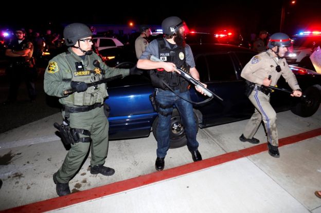 Policía en Costa Mesa, California, el 28 de abril