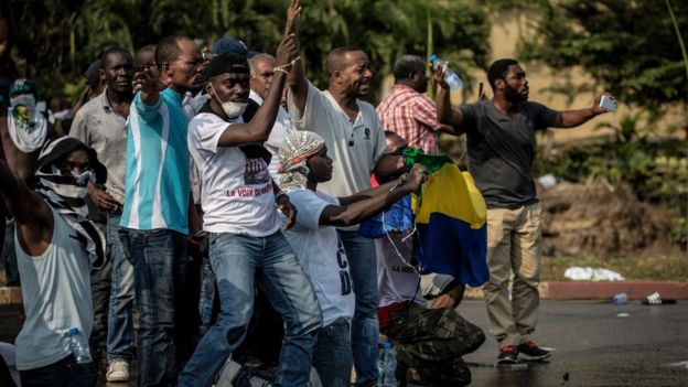 Los partidarios del líder de oposición gabonés Jean Ping hacen frente a fuerzas de seguridad