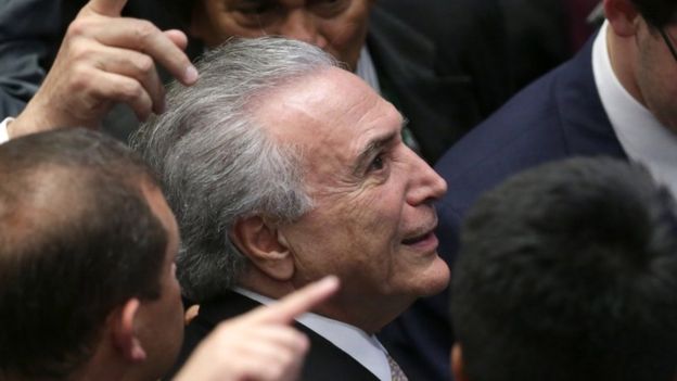 El presidente Michel Temer del Brasil mira el gente en las galerías mientras que él llega para tomar el juramento presidencial en el congreso nacional, en Brasilia,