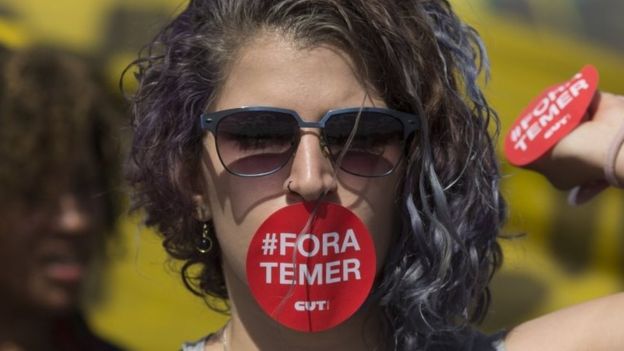 Un partidario de Dilma Rousseff, su boca cubrió con una etiqueta engomada que lee en portugués;