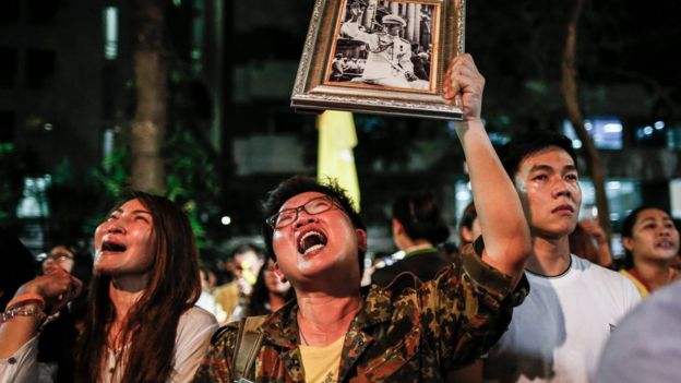 Los simpatizantes tailandeses están de luto para rey tailandés Bhumibol Adulyadej después del aviso de su muerte en el hospital de Siriraj en Bangkok, Tailandia, el 13 de octubre de 2016.