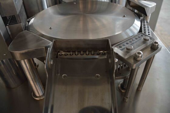 Buen precio Máquina de rellenar de la cápsula automática del polvo con 200 cápsulas/minuto en línea