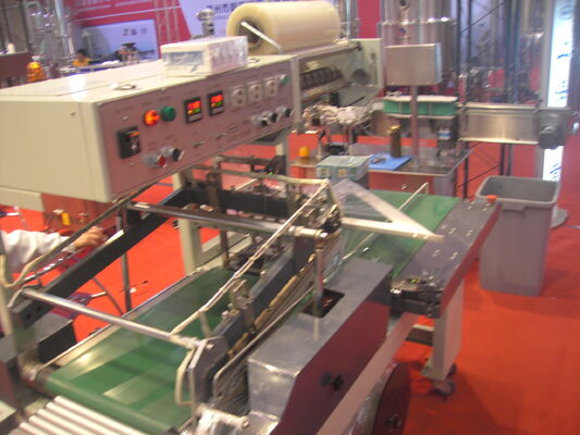 Buen precio Empaquetadora automatizada ambiental de la película de encogimiento con la pantalla táctil en línea